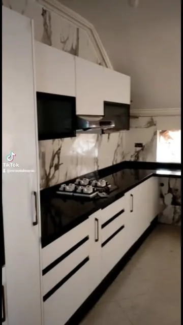 Cuisine blanche et noire avec crédence marbre