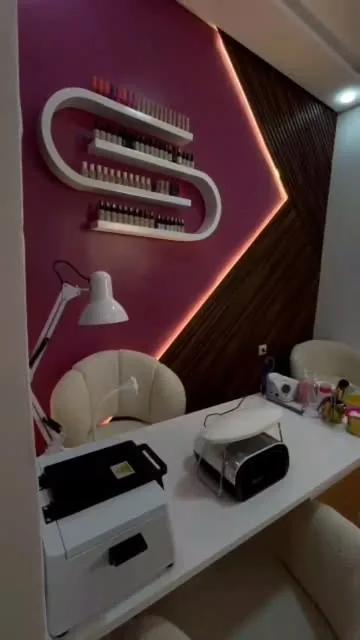 Habillage mural éclairé dans un salon de beauté